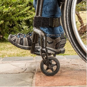 Persona en silla de ruedas víctima de un accidente por alcoholemia